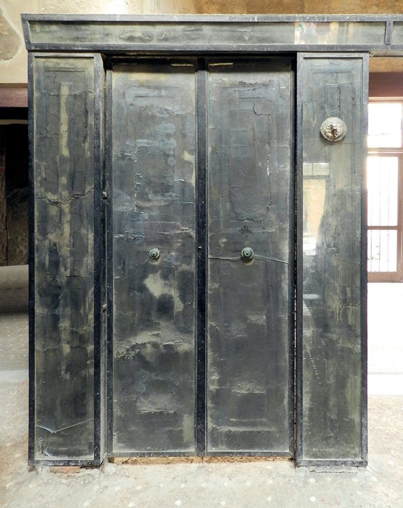 Verkohlte Tür und Holztrennwand in Herkulaneum