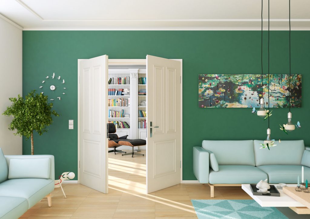 Weiße Tür, grüne Wand